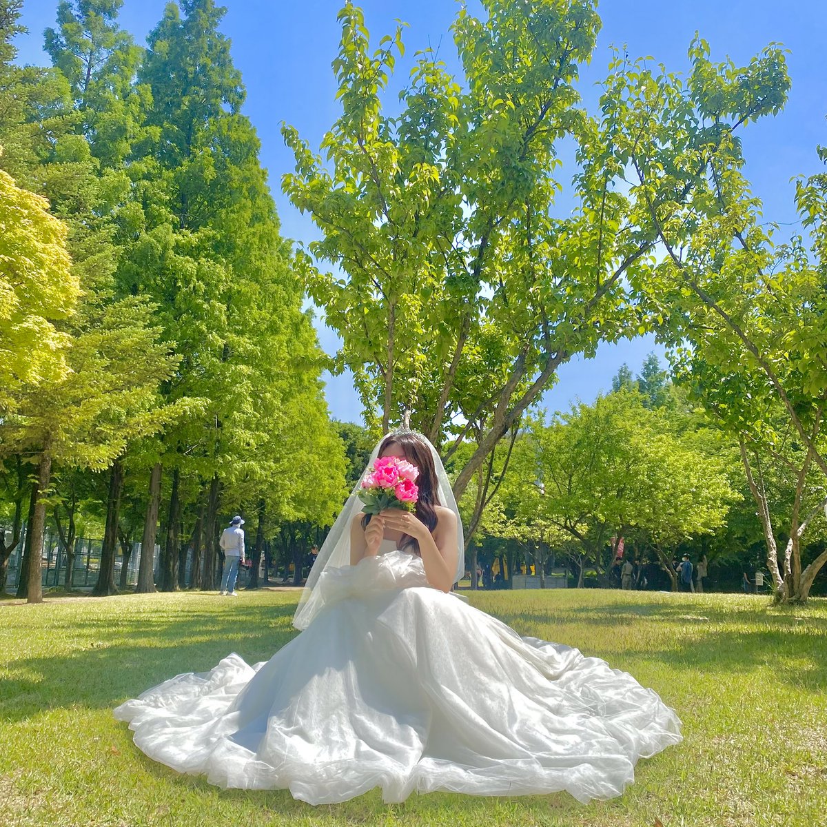 구라같죠 진짜에요
좀 겹칠수도 잇지 내가 뭐가 되는것도 아니고 
지기싫다고 새벽부터 청담가서 헤메받고 입고감 
그친구는 번장 흔한 드레스입엇고..
지나고 보니까 너무 어렸던거가틈
이쁜 졸사는 나왓지만
참 표독스러웟내요
