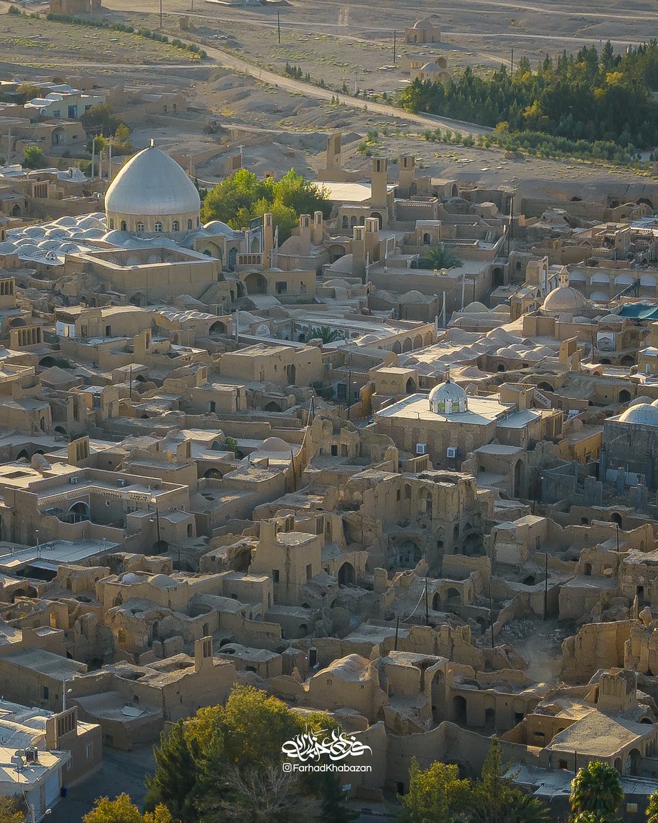 در دل کویر، شهری زنده از خشت و تاریخ؛
عقدا با بازار کهن، بادگیرها و انار شیرینش، نگینی بی‌بدیل در پهنه یزد است.
عکس: فرهاد خبازان 
#عقدا #یزد #ایران_ببین #گردشگری