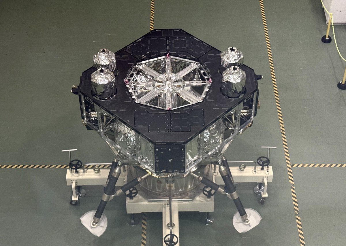 Frigoris_'s tweet image. 🌔SERIES 3ランダーSTM
筑波にまだいるかもって思ってたけど、見学出来るとは✨✨

試験合格を見学グループの皆さんと拍手でお祝い🎊

今は解体のお片付け中で、貴重なお姿でした！
そして隣のパーツ達の綺麗な梱包✨

いくらでも見ていられますね🥰

#ispace 
#筑波宇宙センター特別公開2025