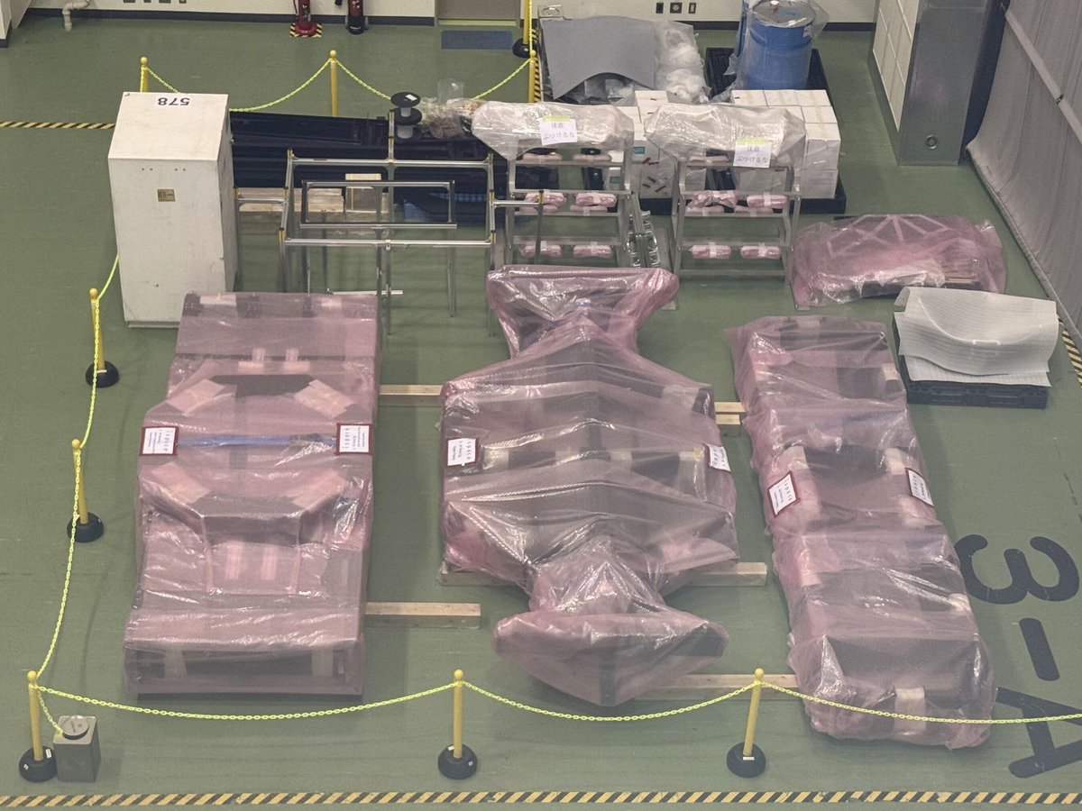 Frigoris_'s tweet image. 🌔SERIES 3ランダーSTM
筑波にまだいるかもって思ってたけど、見学出来るとは✨✨

試験合格を見学グループの皆さんと拍手でお祝い🎊

今は解体のお片付け中で、貴重なお姿でした！
そして隣のパーツ達の綺麗な梱包✨

いくらでも見ていられますね🥰

#ispace 
#筑波宇宙センター特別公開2025