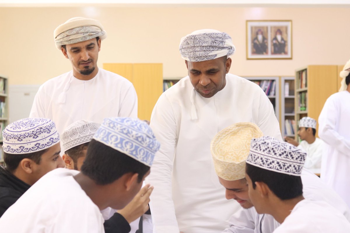 انطلقت  اليوم منافسات #نوابغ_المفيد بين طلبة الحادي عشر في مادة اللغة العربية  ، والتي تهدف إلى قياس مدى تمكن الطلبة من فروع  اللغة العربية  ، حيث تناولت المسابقة محاور كتاب المفيد ، يشرف على المسابقة الأستاذ علي الغيلاني .