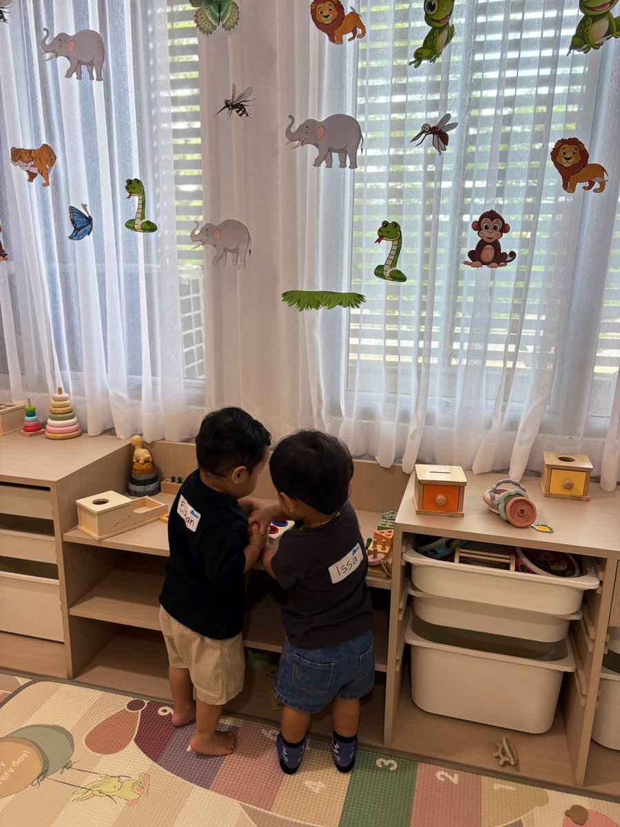 moreofai's tweet photo. Kisah lucu dibalik kelas montessori pertama Issa ini. 
Murid ada 3 laki semua dan didampingi mamanya semua. Ada 1 mom yg mukanya ga asing. Tp kayak yaudahlah mungkin cuma mirip aja.
Pas kelas udah mau selesai, gurunya pada nanya Issa
👩🏻‍🦰 : Issa mau kemana abis kelas?
🧕🏻 : Issa mau ke T***** ke nenda dan ungku
👩🏻‍🦰 : ohh, Ms juga orang hulu loh
🧕🏻 : oh ya darimana Ms?
👩🏻‍🦰 : dari S*****
🧕🏻 : lahh umminya Issa dulu juga SMP di kota itu 
👩🏻‍🦰 : ohya SMP mana?
🧕🏻 : SMP 2
👩🏻‍🦱 : Mom dari salah satu anak tbtb ngeliatin kita berdua 
👩🏻‍🦰 : Skrg ke T***** dimananya mom?
🧕🏻 : ke Simpang 
👩🏻‍🦰 : oh, dimana tuh lebih jelasnya
🧕🏻 : hmmm di ****
👩🏻‍🦰 : ohh Ms sering tuh singgah dan makan disitu
👩🏻‍🦱 : Kak Della ya?
🧕🏻 : bukan, saya adiknya 😬
👩🏻‍🦱 : ohh, Ai ya? Pantas tadi pas nyebutin SMP 2 dan RM langsung keinget
🧕🏻 : oalah, pantesan dari awal saya kayak ngebatin kok kayak kenal sama mba nya

Ehh ternyata momnya Elzian adalah temen 1 angkatanku dulu di SMP 2 

👩🏻‍🦱👩🏻‍🦰🧕🏻 : wah masyaallah ya bisa reuni disini 🤣🤣