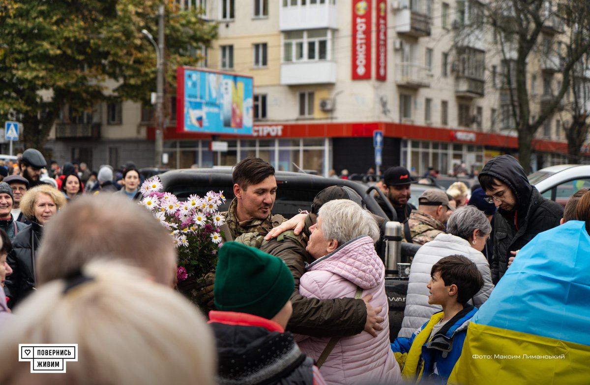 11 листопада 2022 року українські військові звільнили Херсон — єдиний обласний центр, який російська армія змогла захопити під час повномасштабного вторгнення.

За понад вісім місяців окупації, попри залякування, тортури й викрадення, херсонці не зупинялися у спротиві росіянам і