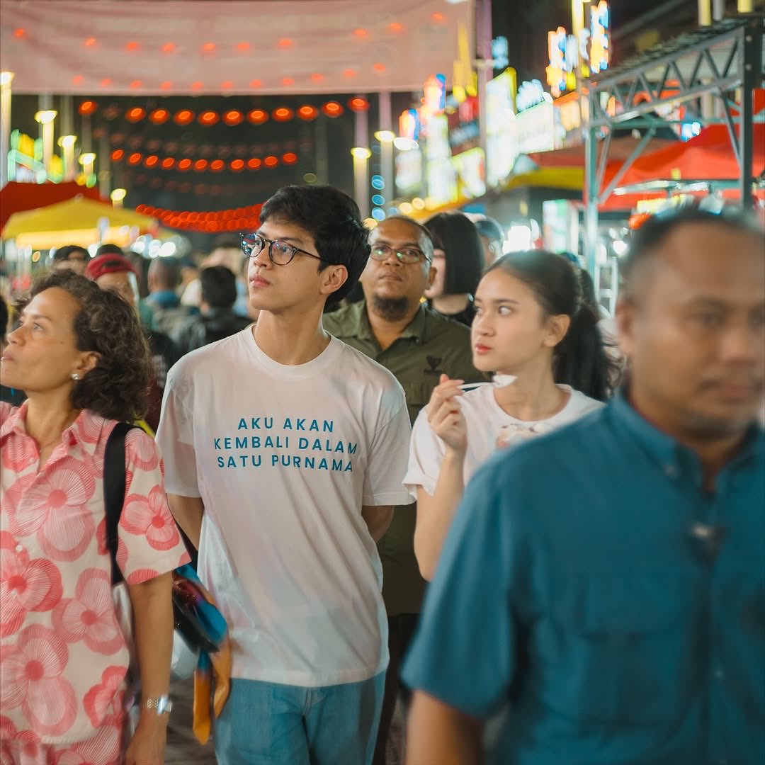 serenataloka's tweet photo. the love between rangga &amp; cinta blooms in every kilometers. the warmth between rangga &amp; cinta felt in the air. the place might change, but the adoration for each other stays and grow stronger. ♥️

them in two different countries,
south korea and malaysia. ⭐️ https://t.co/eTWkUa1suD