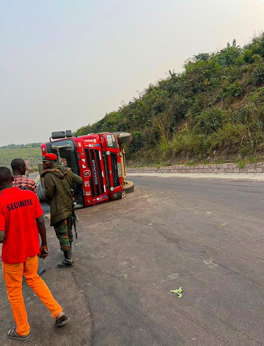 ElectionNet's tweet image. #RDC : La route nationale n°1 entre #Kinshasa et #Matadi est devenue un véritable piège. Entre accidents mortels presque chaque semaine, surcharge des remorques, excès de vitesse et chaussée trop étroite, la route est un danger pour tous. Collisions frontales, embouteillages…