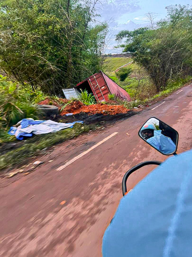 ElectionNet's tweet image. #RDC : La route nationale n°1 entre #Kinshasa et #Matadi est devenue un véritable piège. Entre accidents mortels presque chaque semaine, surcharge des remorques, excès de vitesse et chaussée trop étroite, la route est un danger pour tous. Collisions frontales, embouteillages…