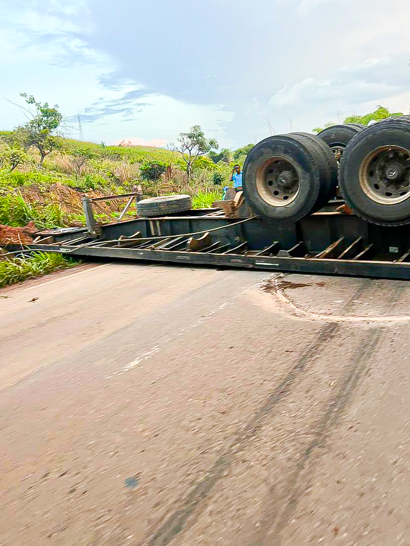 ElectionNet's tweet image. #RDC : La route nationale n°1 entre #Kinshasa et #Matadi est devenue un véritable piège. Entre accidents mortels presque chaque semaine, surcharge des remorques, excès de vitesse et chaussée trop étroite, la route est un danger pour tous. Collisions frontales, embouteillages…