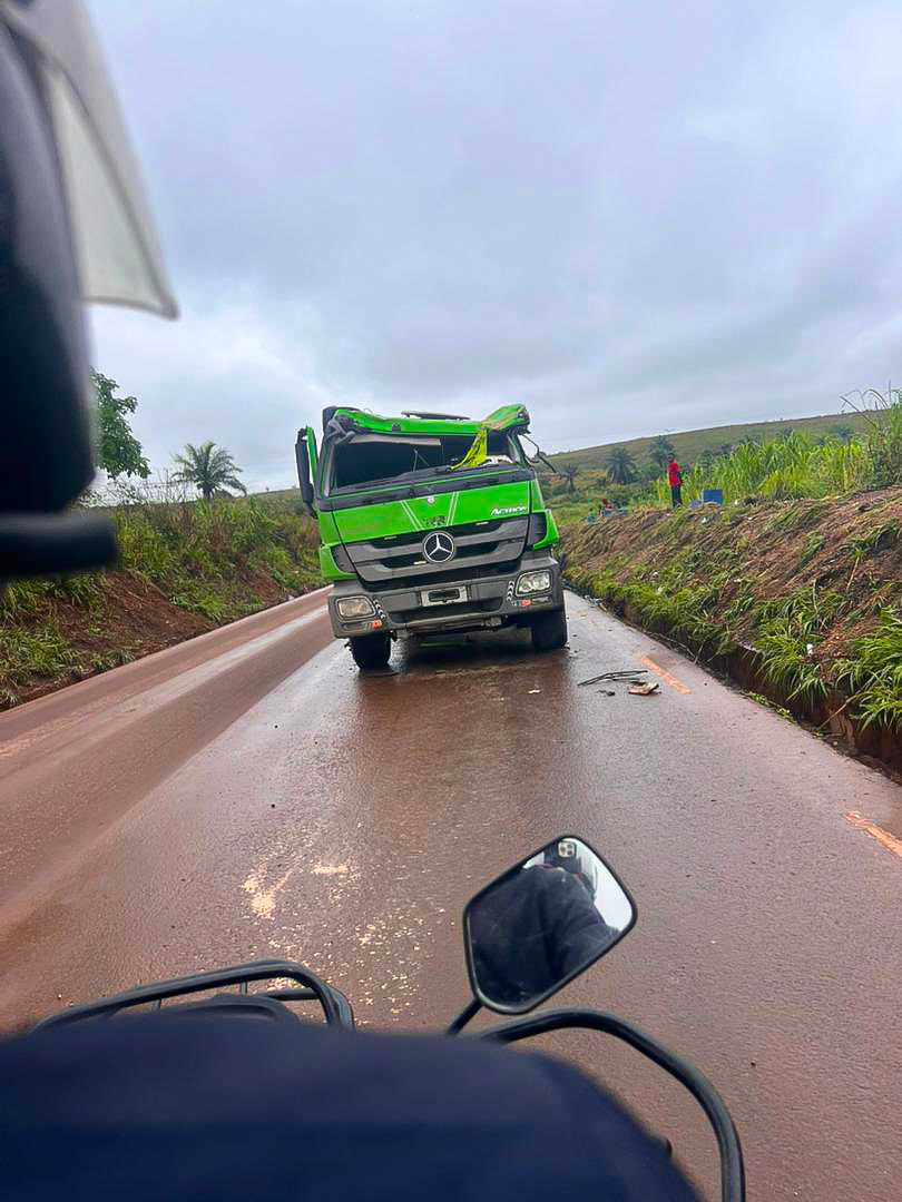 ElectionNet's tweet image. #RDC : La route nationale n°1 entre #Kinshasa et #Matadi est devenue un véritable piège. Entre accidents mortels presque chaque semaine, surcharge des remorques, excès de vitesse et chaussée trop étroite, la route est un danger pour tous. Collisions frontales, embouteillages…