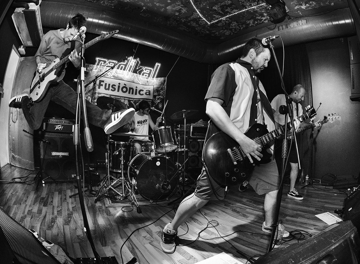 Brutal imatge dels FASTLOUD al passat Fusiònica, energia i punk rock durant tot el bolo!!! nonStop #alamerdalocomercial

Fusiònica 26.0
OCTUBRE 2025⚡️Granollers
fusionica.org