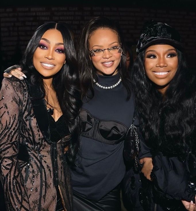 spinorbinmusic's tweet image. 👑 Rihanna, Monica &amp;amp; Brandy looking absolutely gorgeous backstage at The Boy Is Mine Tour in LA! 💋✨ #Rihanna #Brandy #Monica