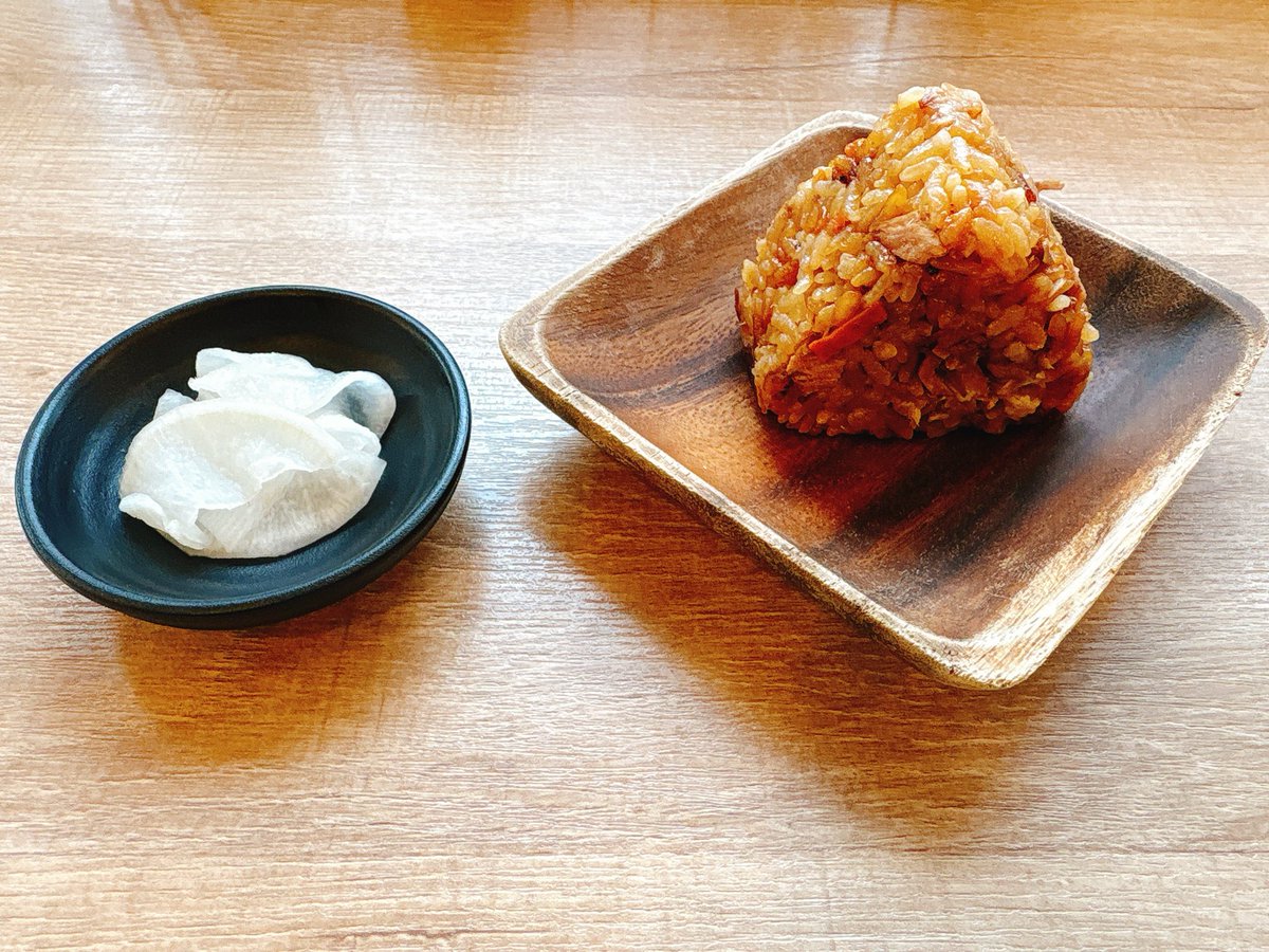 ronnron66's tweet photo. 鹿児島中央駅南
「五郎家 中央店」

五郎家ラーメン
五目にぎり

鹿児島ラーメン人気店のコチラで全部乗せの一杯🍜
こんもり乗った茹でキャベツのみじん切りが甘辛スープにマッチしてウマシ✨
麺は全粒粉の中太👍
おにぎりは味シッカリ目👀
大根の漬物も鹿児島ラーの特徴とのコト✍️
#ラーメン #鹿児島 https://t.co/aUv5dv6Utg