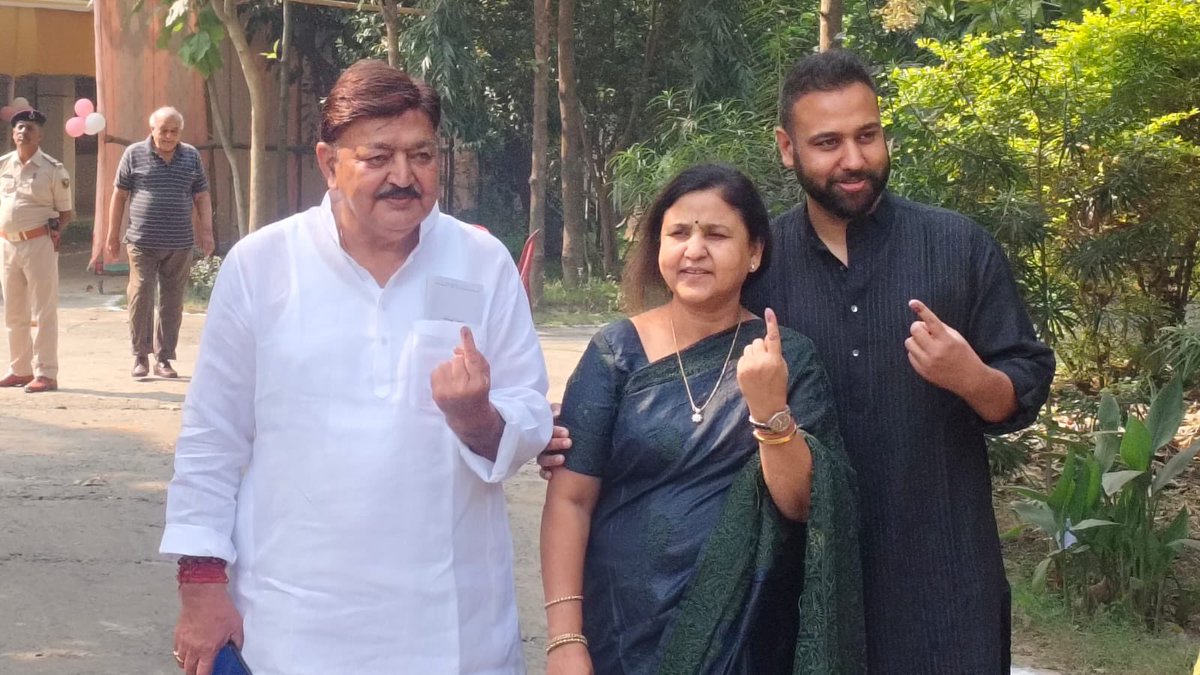 ajeetsharmainc's tweet image. 156 भागलपुर विधानसभा से महागठबंधन समर्थित कांग्रेस प्रत्याशी अजीत शर्मा ने अपने परिवार के साथ डाला वोट ! 

जय कांग्रेस - विजय महागठबंधन 

#Vote4Congress