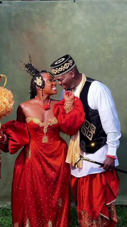 lorddrey's tweet image. The South South and South East is a political attempt to isolate two similar people from each other.

We are the same people. It is evident in the culture.

Traditional marriages are similar just vary slightly, their foods are similar, the way they dress are similar just varies…