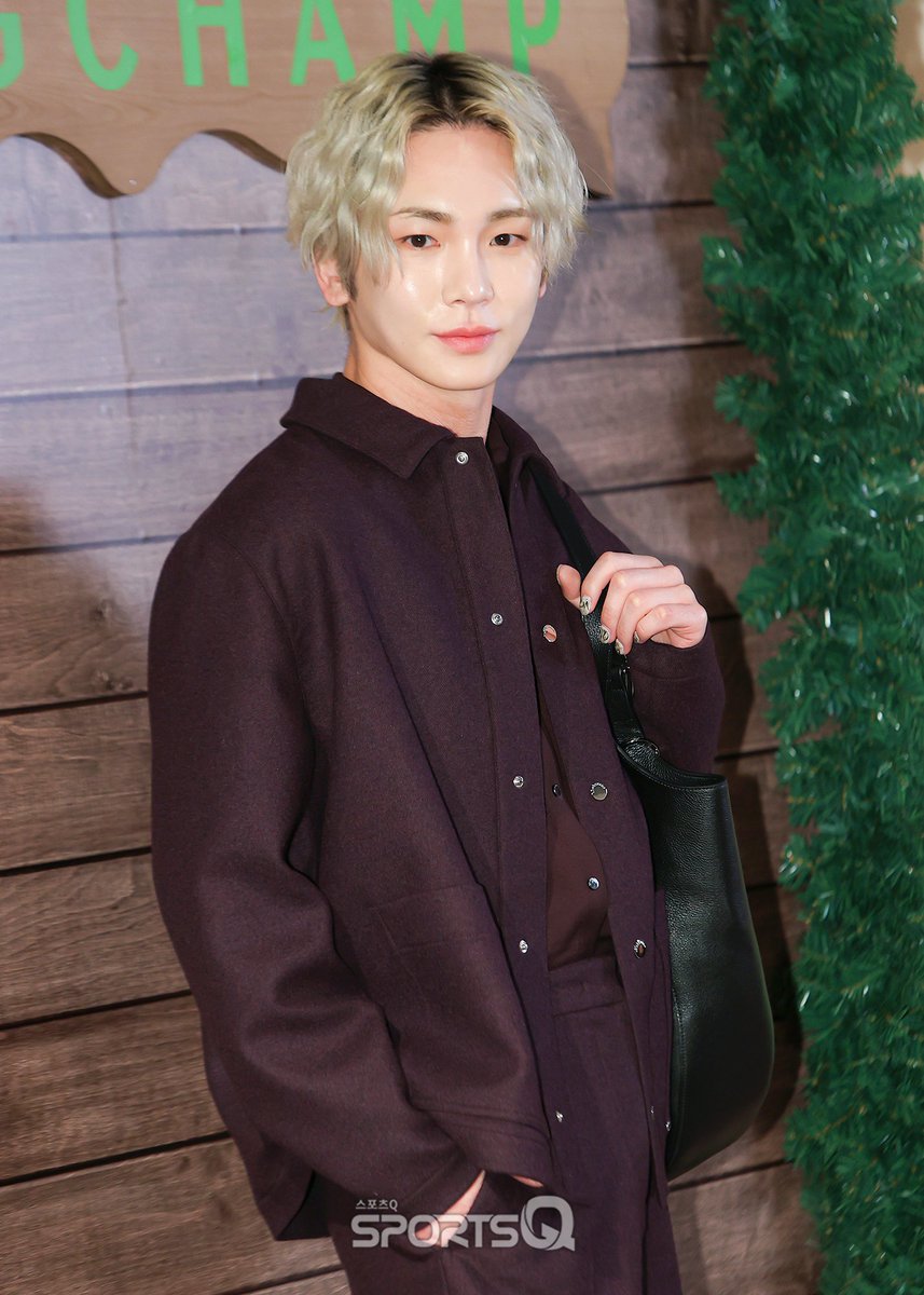 [#포토Q] 251111 ‘키’ LONGCHAMP 포토콜

📌sportsq.co.kr/news/articleVi…

#키 #KEY #샤이니 #SHINee
#LONGCHAMP #롱샴