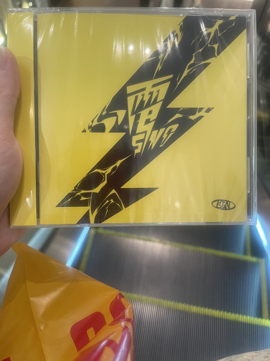 JGdjyrDvuYuECh0's tweet photo. #5IN 仙台PARCO店にて無事にゲット〜😆
16日のフリーライブ楽しみ〜😄😄
23日はイービンズにてのフリーライブもあるしね🤭
#仙台PARCO店にて
#5IN
#1stCD
#16日フリーライブ https://t.co/L55YO4xiof