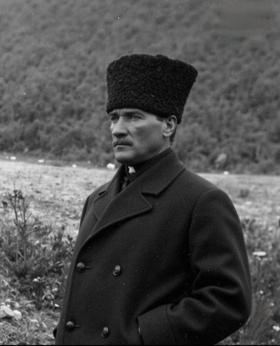 ataizinden38's tweet photo. Durduğu yer tarih, baktığı yer gelecek. https://t.co/0ru7waNr98