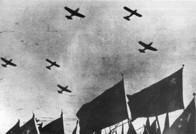 HiGansu's tweet photo. 🇨🇳人民空军,76岁生日快乐!
Happ birtthday to PLA AIR FORCE!🌟🌟#PLA #airforceday https://t.co/r046LKFxjS