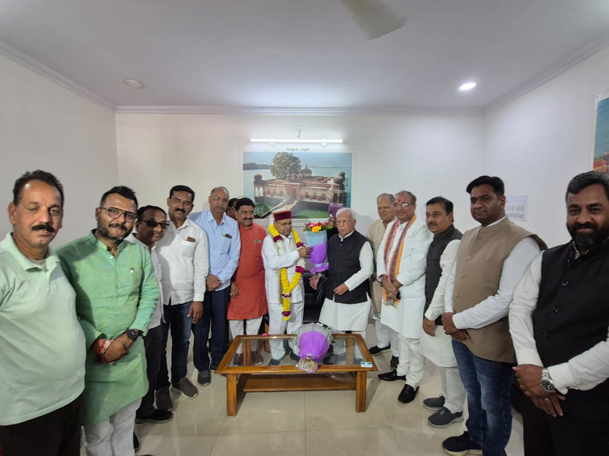 कर्नाटक के महामहिम राज्यपाल, हमारे वरिष्ठ नेता श्री थावरचंद जी गेहलोद भाई साहब के मंदसौर आगमन पर सर्किट हाउस पर स्वागत कर अगवानी की।
इस अवसर पर वरिष्ठजन एवं पार्टी पदाधिकारीगण उपस्थित रहे।

<a href="/TCGEHLOT/">Thaawarchand Gehlot</a>  ji