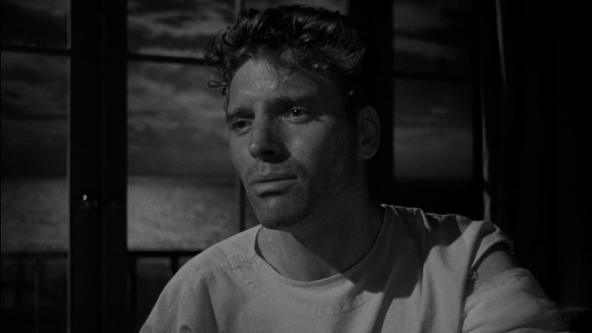 felsefebulvari's tweet image. &quot;Başkalarından üstün olmamız önemli değil. Önemli olan dünkü halimizden üstün olmamızdır.&quot; 
 
- Lucius Annaeus Seneca