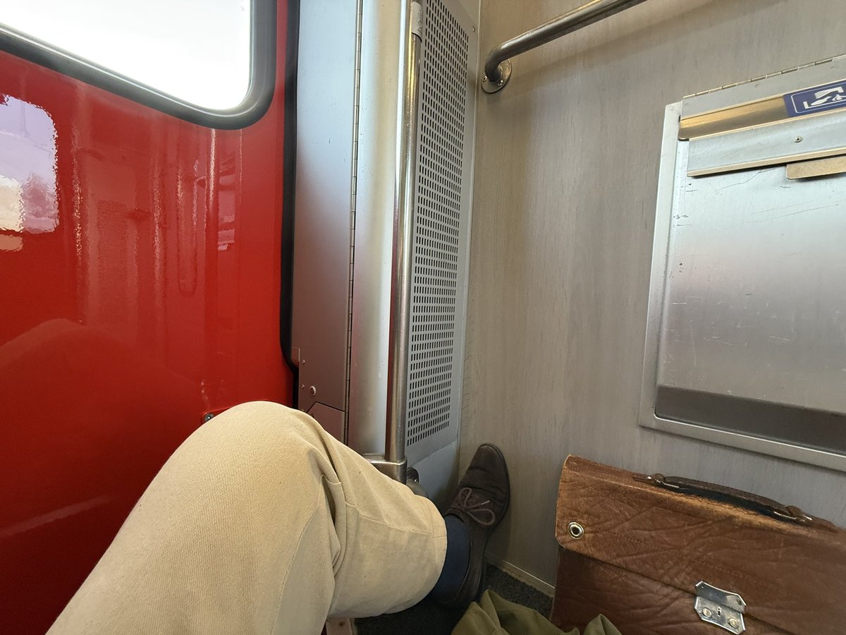CavegnReto's tweet photo. @SBB 1. Klasse 😡 https://t.co/jHlPJz5q8J