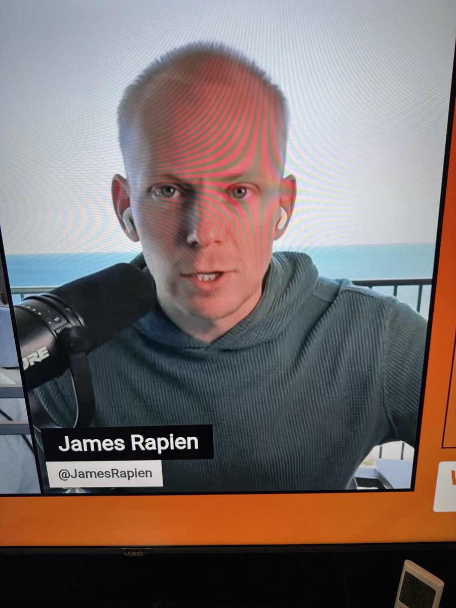Shout out to <a href="/JamesRapien/">James Rapien</a> for flexing with the sunny ocean background while providing #Bengals coverage to the people in Cincy with snow on the ground 😂