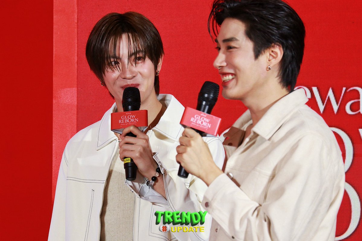 TrendyUpdate_th's tweet image. (เก็บตกภาพ) ไม่รู้ว่าโกลว์เพราะ SEWA หรือเพราะมี “เติ้ล–เฟิร์สวัน” อยู่ข้างๆ กันก็ไม่แน่ใจเลย 😍
ในงาน &quot;Sewa Glow Reborn, Awaken your skin&apos;s power&quot; ❤️✨

TFO WITH SEWA REBORN
#sewaglowreborn #sewathailand
#CelltoCellRecovery #sayว่าsewa
#น้ำตบsewa #น้ำตบAI
#SewaxTleFirstOne…