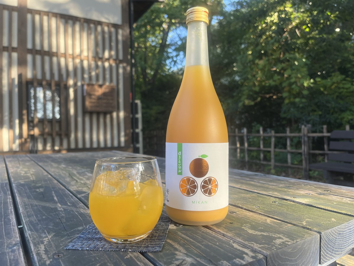 gisuke_sake's tweet photo. 【✨新商品✨】

ほうらいせんのMIKANリキュール入荷しました🍊

「うんしゅうみかん」の天然果汁を使用した贅沢なお酒です！
店頭での販売、角打ちでもお試しいただけます。
ロックで飲むのがオススメです。

ぜひお立ち寄りの際はご賞味ください🍊

#蓬莱線 #日本酒 #名古屋グルメ #名古屋城 https://t.co/iKWFFEeTrb