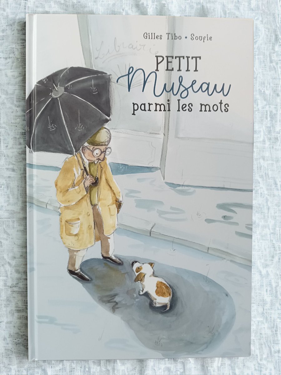 leschatspitres's tweet image. 11月11日（ワンワン）なので、オススメ🐶絵本

町の図書館で夜間警備員をしているラリベルテさん。肌寒い雨の降る夜に、一匹の迷い犬を出会い、図書館へ連れていきます。この特別な出会いがもたらす、感動的なストーリーです。読書への愛、深い友情を読者に伝えます。＃lecture #mots #amitié…
