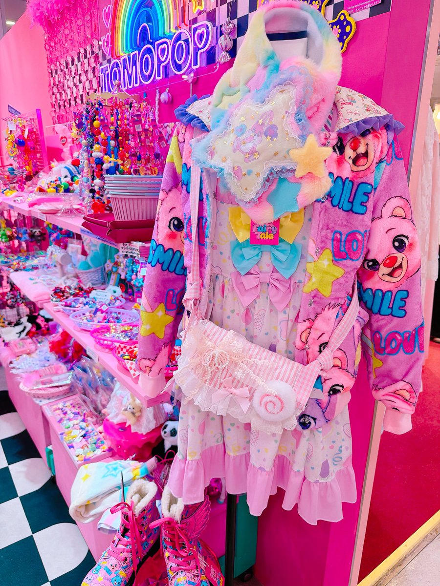 ぴんくえりあのご紹介です🫶

トルソーが纏っているのはファンシーでゆめかわで原宿なお洋服がお好きな方に大大大おすすめのFAILY TALEさんです💗
冬にピッタリなふわもこアウターかわいいです🥰裏地もフードもかわいいので是非お店でご覧ください🙏(ご試着出来ます)

リメイクバッグ(<a href="/TOMOPOP333/">TOMOPOP 愛と狂気のマーケット</a> )