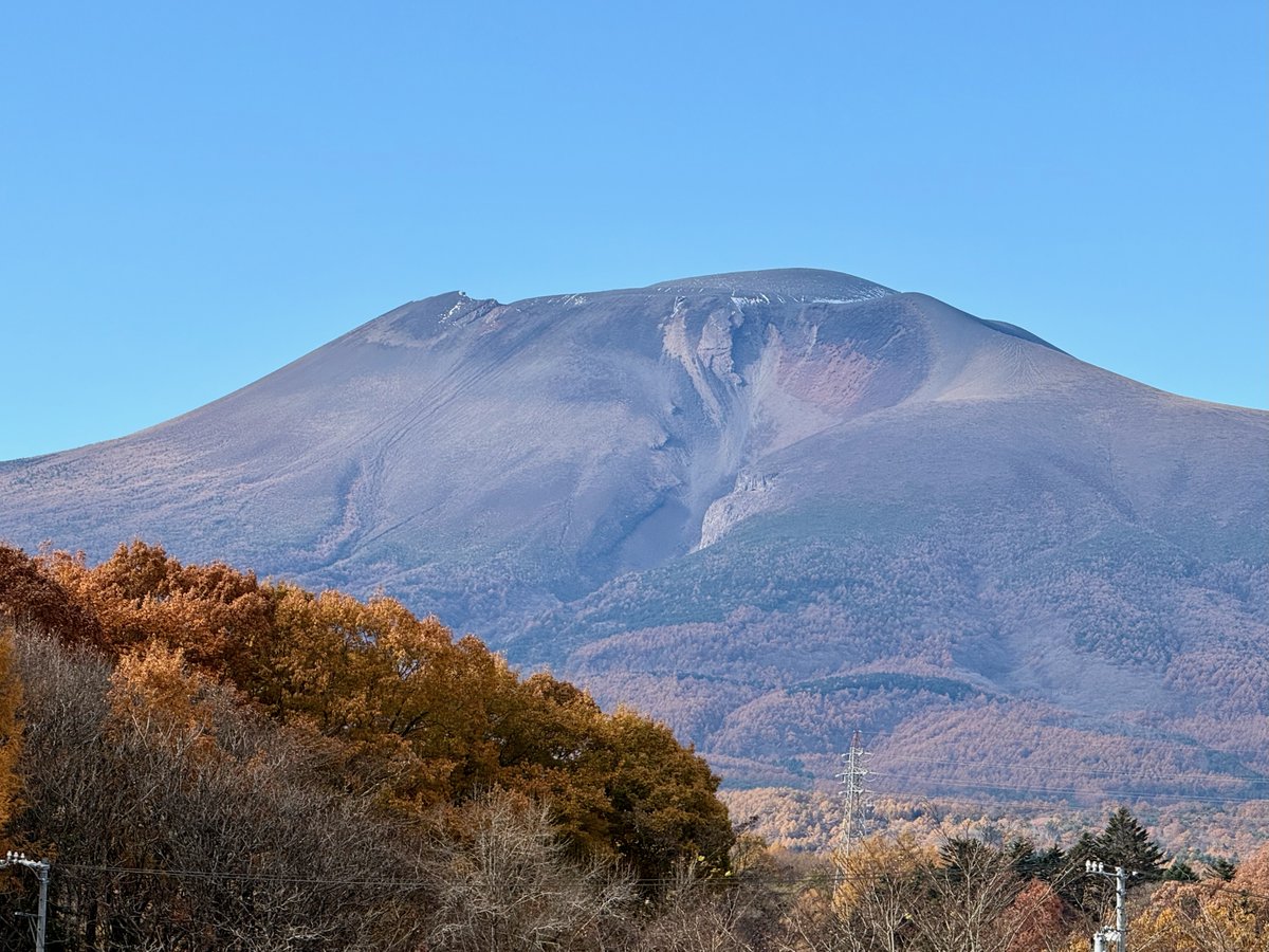 「浅間山に3回雪が積もるまでに、冬タイヤの準備」とは長く地元に住む方の言葉。今日はちょうど2度目の冠雪がほぼとけたところ。そしてまさに来週は軽井沢の市街地でも雪がちらつくかも、との予報も。
街全体を染め上げた紅葉はそのフィナーレに近づき、いよいよ高原には長い冬の足音が響きはじめる。
