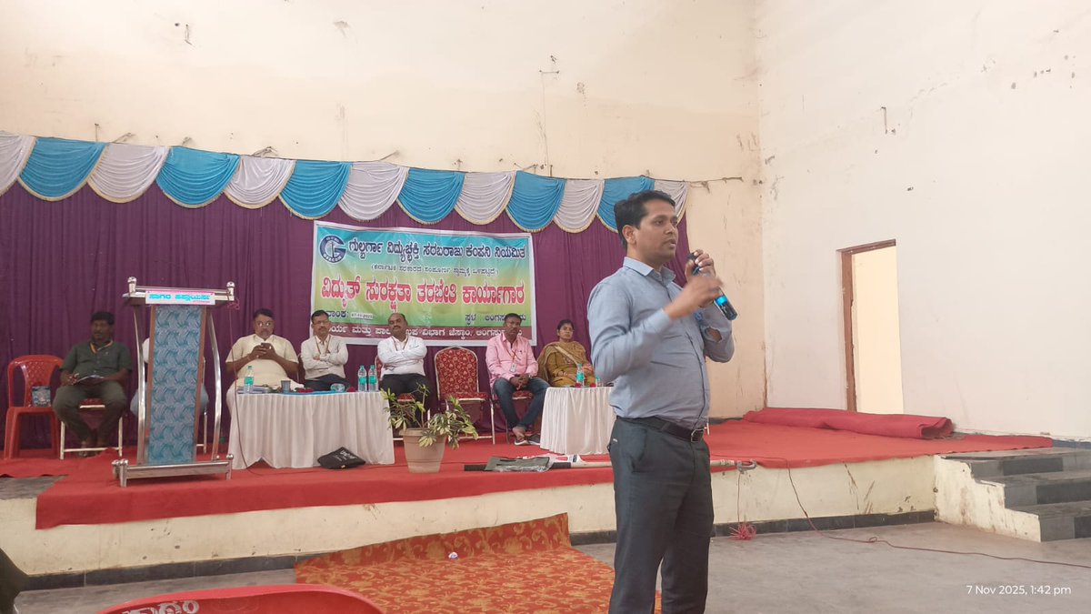 gescom_sindhanu's tweet photo. ಗೌರವಾನ್ವಿತ ಕರ್ನಾಟಕ ವಿದ್ಯುಚ್ಛಕ್ತಿ ನಿಯಂತ್ರಣ ಆಯೋಗ  ನಿರ್ದೇಶನದಂತೆ  ದಿನಾಂಕ. 07.11.2025 ರಂದು ಲಿಂಗಸೂಗೂರು ಉಪ ವಿಭಾಗ ವ್ಯಾಪ್ತಿಯಲ್ಲಿ ಬರುವ ಎಲ್ಲಾ ಕ್ಷೇತ್ರ ಸಿಬ್ಬಂದಿಗಳಿಗೆ ಸುರಕ್ಷತೆ ಕಾರ್ಯಗಾರವನ್ನು ಮಾನ್ಯ ಕಾರ್ಯನಿರ್ವಾಹಕ ಅಭಿಯಂತರರಾದ ಶ್ರೀ ವಿಷ್ಣು ಸರ್ ರವರ ಅಧ್ಯಕ್ಷತೆಯಲ್ಲಿ ಆಯೋಜಿಸಲಾಗಿದ್ದು. https://t.co/c5CFddbn8T