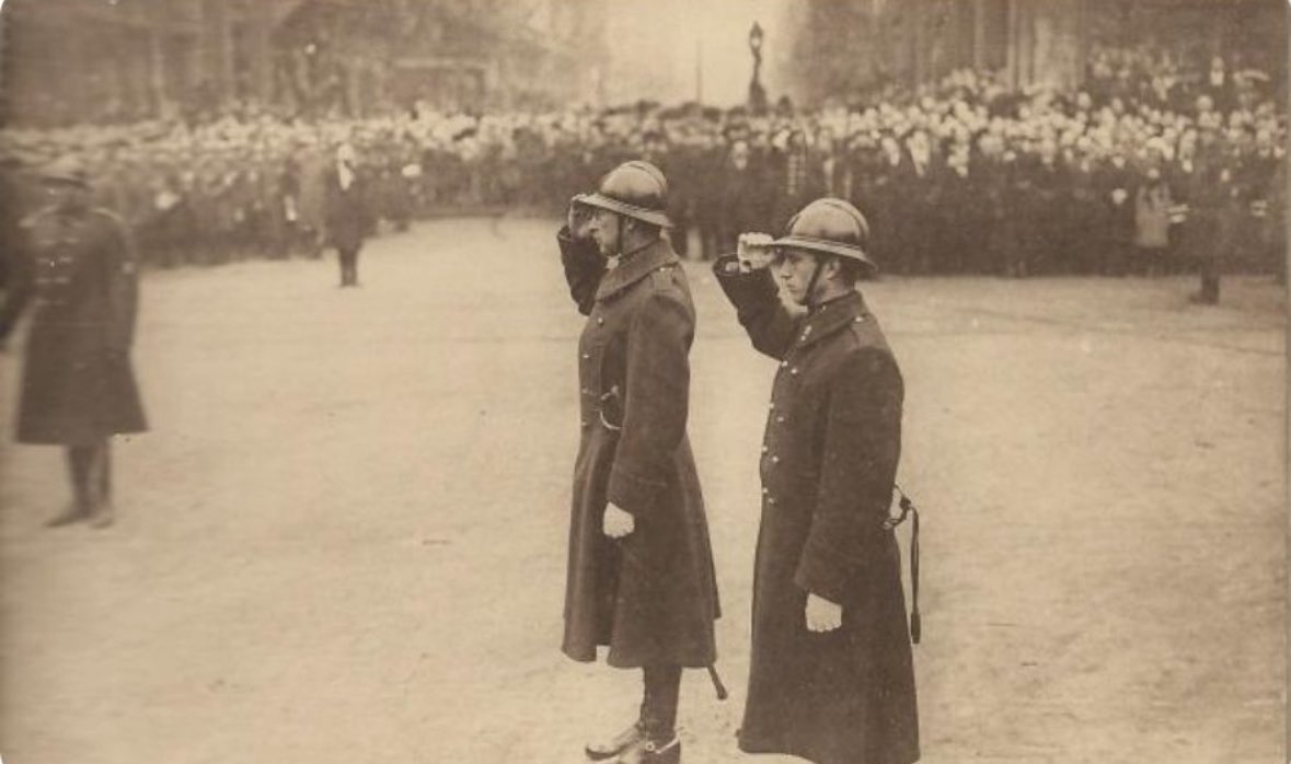 #OTD in 1922, the 'Unknown Soldier' was laid to rest in Brussels in the presence of King Albert I of the Belgians and his son, the Duke of Brabant. The coffin of the soldier was chosen by a blind Belgian #WWI veteran #ArmisticeDay