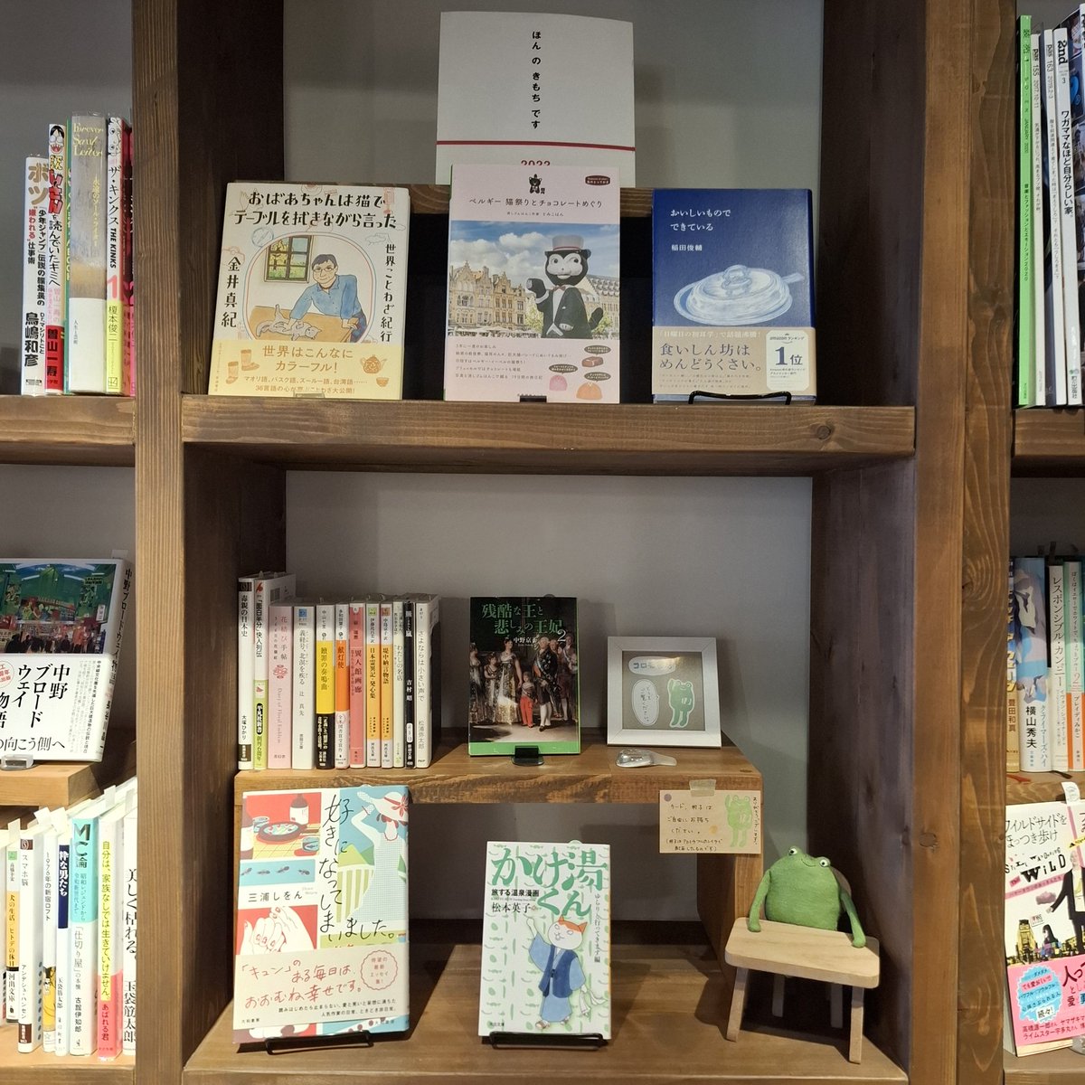 koromoshobou's tweet photo. 新潟市の今時書店さんに本を補充しました。20冊程度なので、補充感あんまりないかも？(;´-｀)　隙間の空いた棚を見ながら、どんな方が見てくれているのかなあ、楽しんでもらえているといいなあと改めて思いました。いつもありがとうございます。お立ち寄りの際はぜひご覧ください✨️ https://t.co/1lTKPQy5pt
