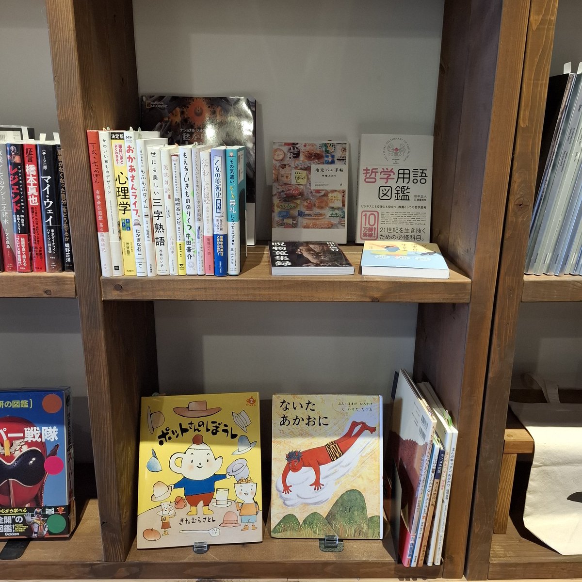 koromoshobou's tweet photo. 新潟市の今時書店さんに本を補充しました。20冊程度なので、補充感あんまりないかも？(;´-｀)　隙間の空いた棚を見ながら、どんな方が見てくれているのかなあ、楽しんでもらえているといいなあと改めて思いました。いつもありがとうございます。お立ち寄りの際はぜひご覧ください✨️ https://t.co/1lTKPQy5pt