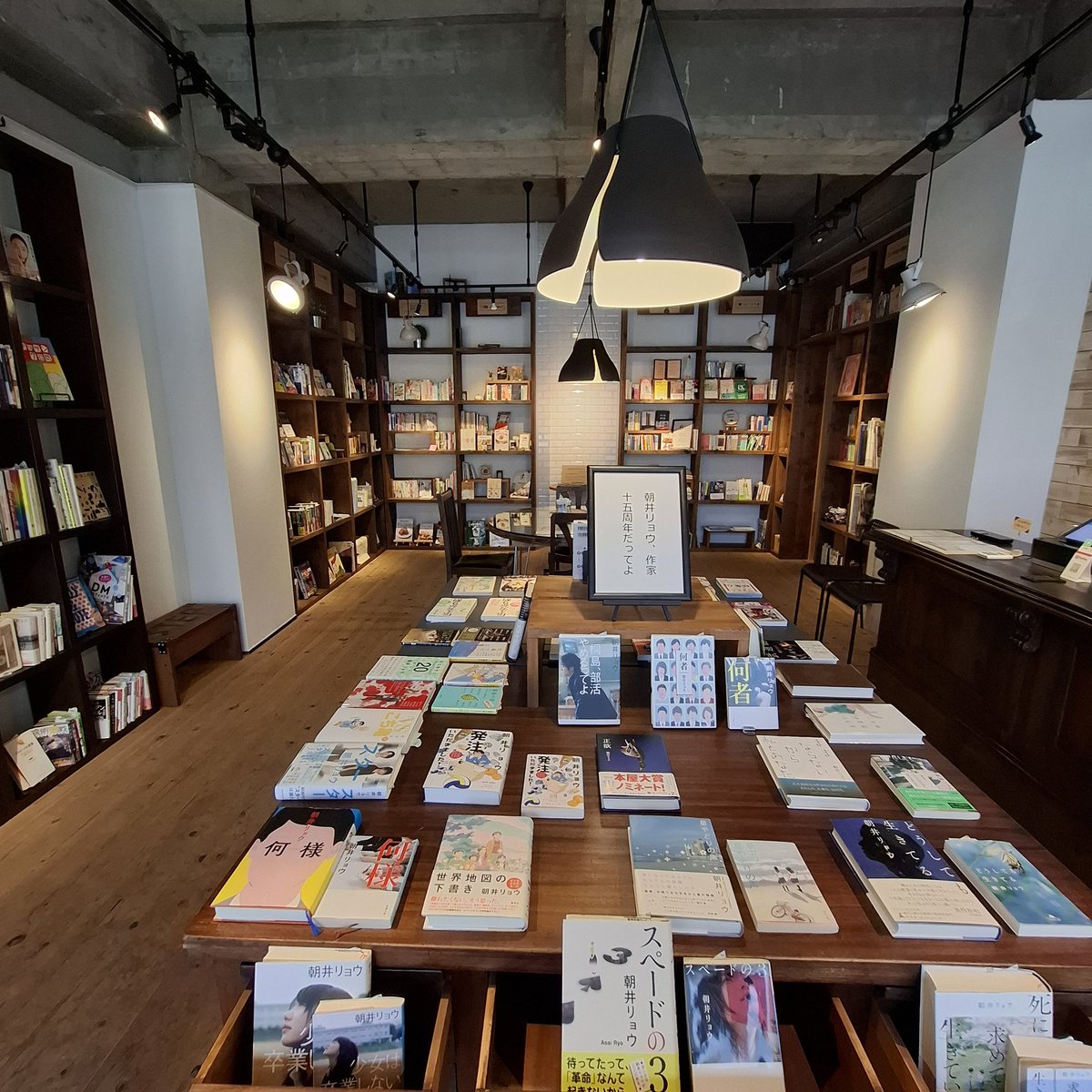 koromoshobou's tweet photo. 新潟市の今時書店さんに本を補充しました。20冊程度なので、補充感あんまりないかも？(;´-｀)　隙間の空いた棚を見ながら、どんな方が見てくれているのかなあ、楽しんでもらえているといいなあと改めて思いました。いつもありがとうございます。お立ち寄りの際はぜひご覧ください✨️ https://t.co/1lTKPQy5pt