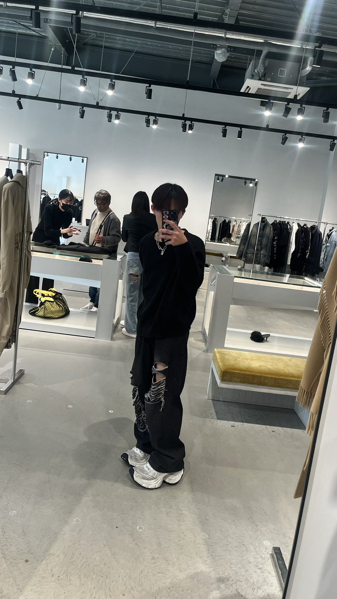 qitfbkt's tweet photo. 人生でいちばん高いお買い物
 #BALENCIAGA  #Balenciaga  #10XL #高校生ゲイ #高校生バイ https://t.co/1Eq58wQvC9