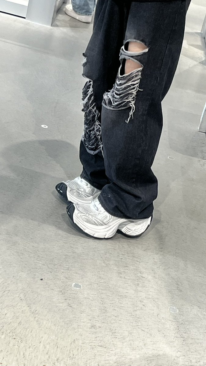 qitfbkt's tweet photo. 人生でいちばん高いお買い物
 #BALENCIAGA  #Balenciaga  #10XL #高校生ゲイ #高校生バイ https://t.co/1Eq58wQvC9
