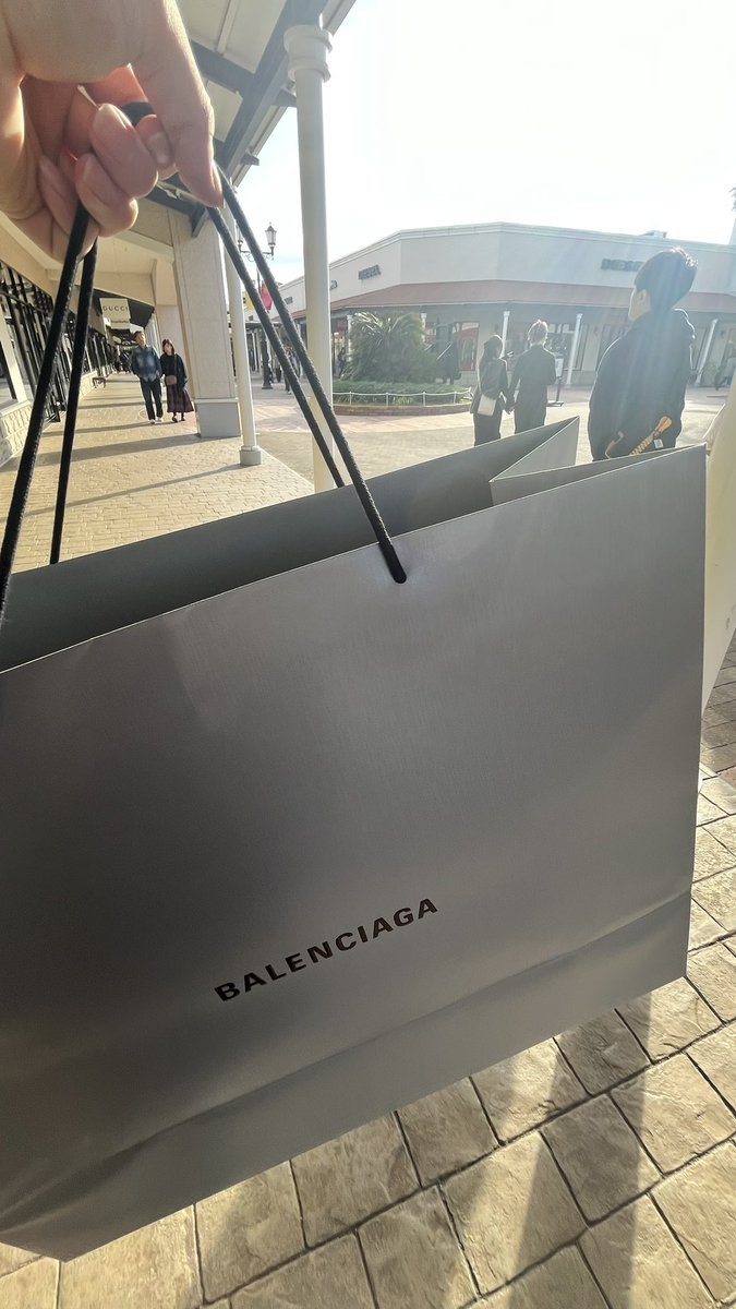 qitfbkt's tweet photo. 人生でいちばん高いお買い物
 #BALENCIAGA  #Balenciaga  #10XL #高校生ゲイ #高校生バイ https://t.co/1Eq58wQvC9