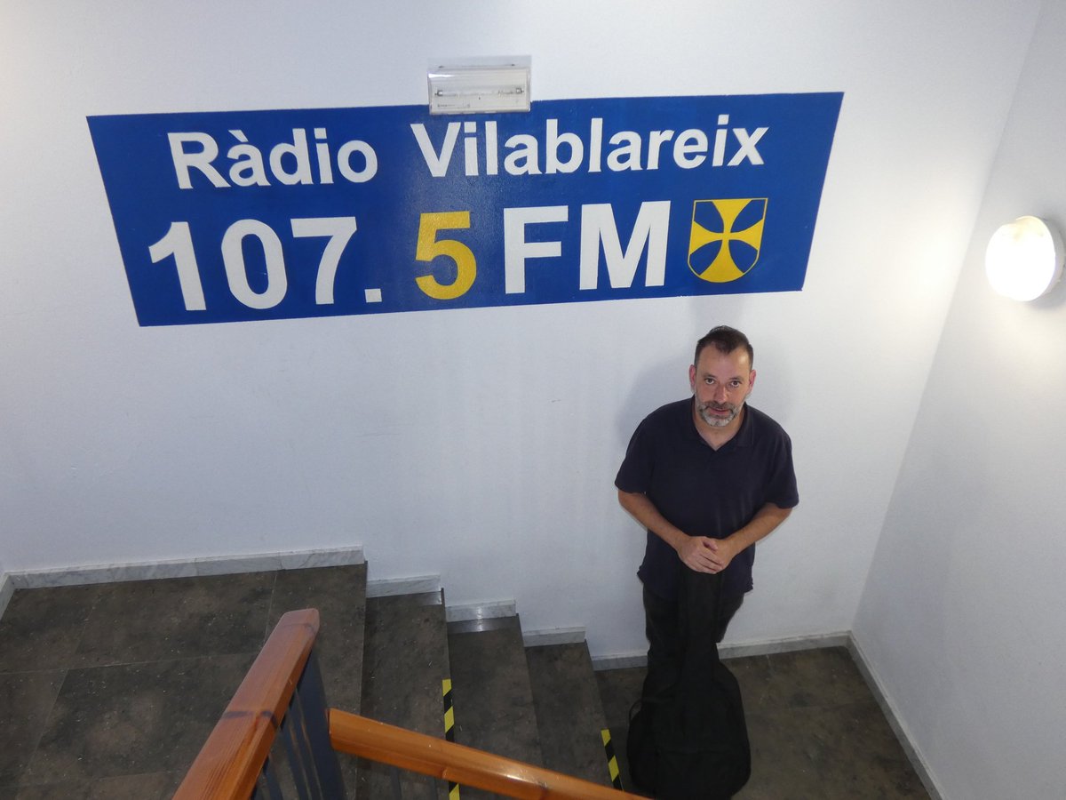 Bon dia! Avui, a les 12 h, entrevistem <a href="/mazonisongs/">Mazoni</a> Ens presentarà el seu darrer treball discogràfic "Banderes per daltònics" 107.5 FM 📻 (Girona)