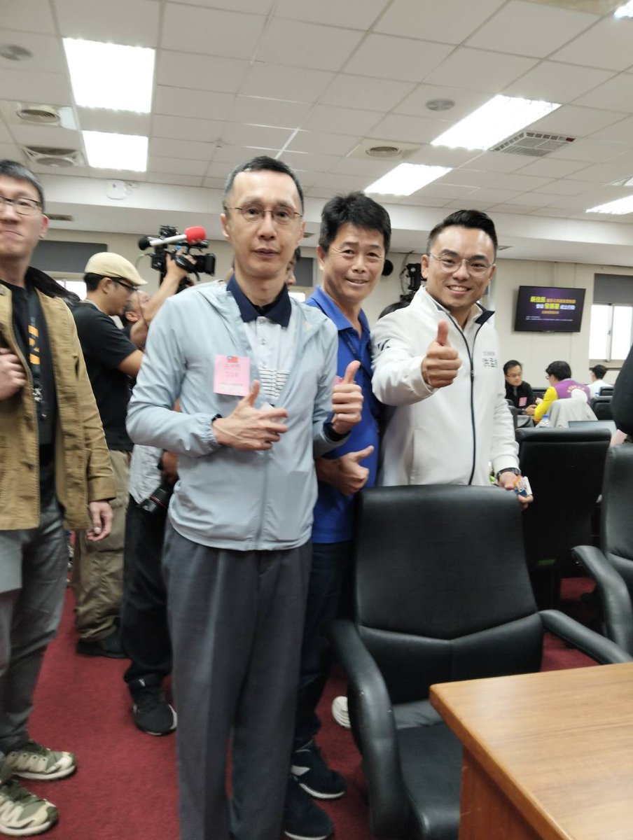 liuzhaocun2's tweet photo. 很榮幸第一次受邀進入立法院，為台灣的新住民加滿油！ https://t.co/AlKJUG3NOs
