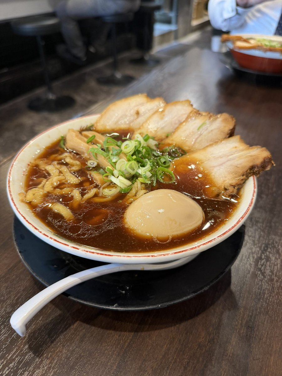 fhinra's tweet photo. #nishimura

超多加水純手打ち麺仁しむらさんへ
[手打ち醤油]
TP
全部増し

お気に入りの手打ち麺をと仁しむらさんへ🍜

パンチあるしっかりとした旨み詰まった豚清湯の醤油スープに
もっちりつるんとクセになる自家製の手打ち麺、溢れるように
盛り付けられた肉感たまらんチャーシュー・柔らかいメンマ、
オリジナリティ溢れる麺とスープをただただ啜る。
魂のこもったこの一杯🍜

#ramen #noodle #tsukemen #mazesoba #yummy 
#higashiosaka #osaka #japan #instafood 
#instagood #ramenheaven #ramenhunt
#ramenlover #ramenaddict
#醤油ラーメン　#ラーメン
#大阪ラーメン　#布施グルメ
#東大阪グルメ  #東大阪ラーメン
#ラーメン部　#高井田系ではございません
#ラーメンインスタングラマー 
#ラーメン好きですか
#麺うまい
#超多加水純手打ち麺仁しむら