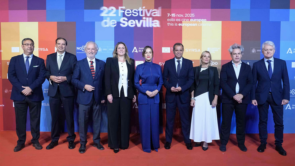 Verónica Sánchez recibe de manos de <a href="/Juandemellado/">Juande Mellado</a> el Premio RTVA a la Trayectoria Profesional en el <a href="/festivalsevilla/">Festival Sevilla</a>

Adelfa Calvo también fue homenajeada tras no poder recoger este premio en 2024

🌐 csur.red/BCTN50XpNgY

🎬 #CanalSurConElCine | #22FestivalSevilla