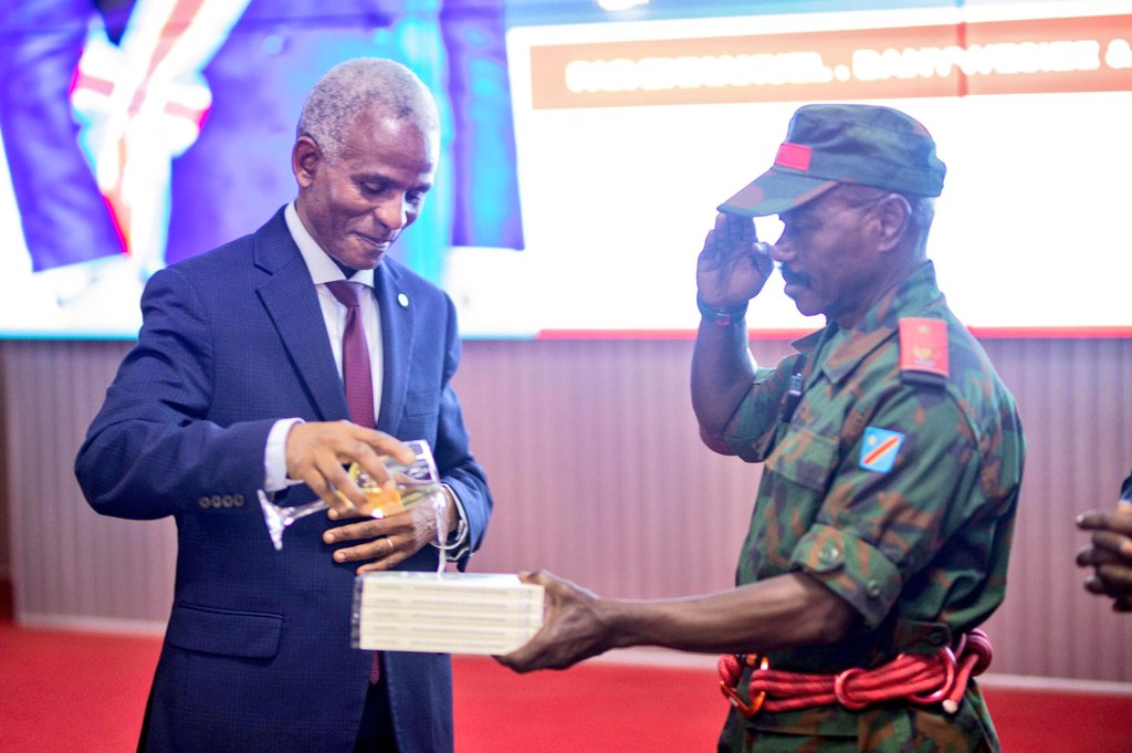 congo_monde's tweet photo. 🌐 #RDC #Lubumbashi : Le Général Eddy #Kapend et le Professeur Emmanuel #Banywesize vernissent leur ouvrage « Réflexions africaines sur la construction de la paix »⏬ https://t.co/ccnDzbg0yp https://t.co/DZchY0woS9