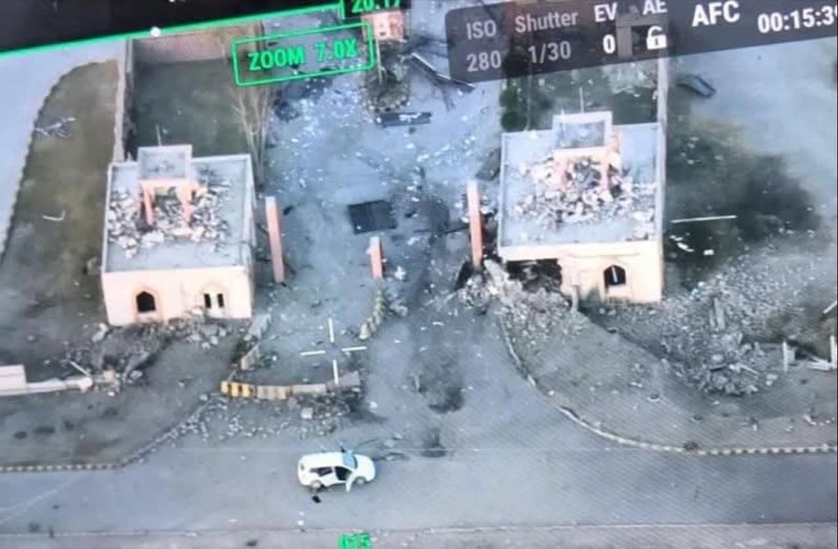 وانا کیڈٹ کالج اپڈیٹ
 
3 دہشت گرد کالج میں موجود ہیں
عمارت کو مکمل خالی کروا لیا گیا ہے
سیکورٹی فورسز کا دہشت گردوں کے خلاف آپریشن جاری
دہشت گردوں کا تعلق افغانستان سے ہے
دہشت گرد ہدایات افغانستان میں سے لے رہے ہیں