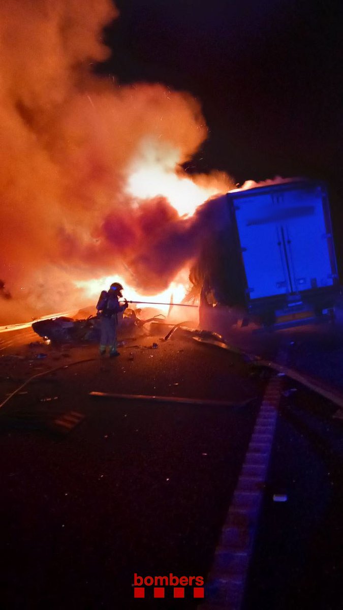 A L'Aldea, apagats els incendis de dos dels camions implicats en un accident a l'Ap-7, pk 320 (avís 05.25 h). Recollim mànegues perquè hi pugui entrar maquinària pesada a netejar calçada. Hi seguim treballant 12 dotacions #Bomberscat