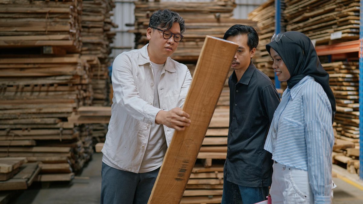 AHECmea's tweet photo. ✨ At the heart of KARANA is storytelling through design.
Each piece by Hendro Hadinata reflects a facet of Balinese life — from the communal Kuta Bench to the tranquil Sanur Lounge Chair and the spiritually balanced Ubud Light.
#AHEC #KARANA #Design #Craftsmanship https://t.co/3l8zMLHVfQ