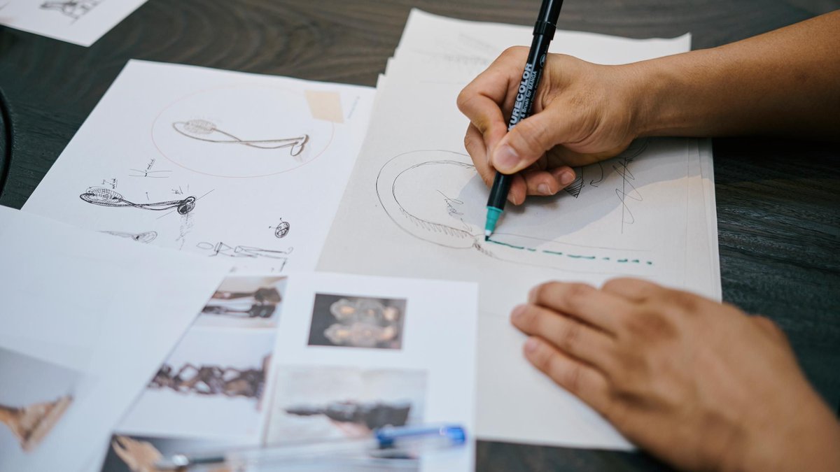 AHECmea's tweet photo. ✨ At the heart of KARANA is storytelling through design.
Each piece by Hendro Hadinata reflects a facet of Balinese life — from the communal Kuta Bench to the tranquil Sanur Lounge Chair and the spiritually balanced Ubud Light.
#AHEC #KARANA #Design #Craftsmanship https://t.co/3l8zMLHVfQ