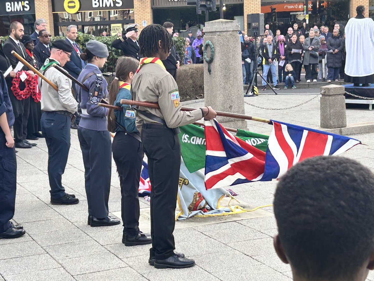 On Sunday our scouts were lucky enough to be in the colour party and led Enfield Scouts at the Edmonton Remembrance Day Parade. They laid the wreath on behalf of all Enfield Scouts.🇬🇧⚜️✝️🌹

#remembrancesunday #poppyappeal #lestweforget #scouts #scouting <a href="/enfieldscouts/">Enfield Scouts</a> @glnscouts