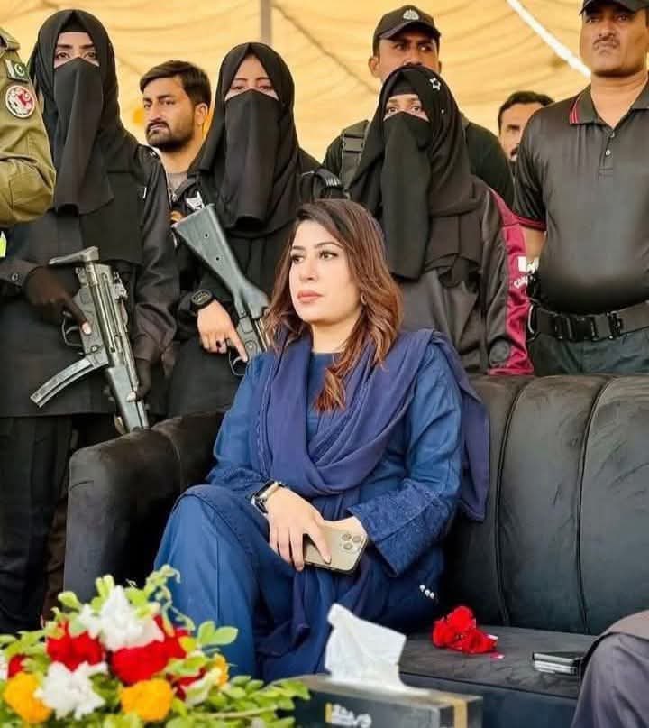khurramchaudry's tweet photo. یہ ہیں وہ وجوہات جن کے باعث میں اس بیوروکریسی پر تنقید کرتا ہوں۔ یہ colonial mindset سے باہر آنے کو تیار نہئں اور اسٹیبلشمنٹ وحکومتی آشیرباد کے باعث یہ اپنے آپ  intouchable سمجھتے ہیں۔ ان کے اندر ایک sense of entitlementہے ۔ 
مسلم لیگ ن کی خاتون ایم پی اے
سومیعہ عطا شاہانی آج لیہ میں اس جیپ ریلی میں گئیں تو ان کے لیے سٹیج پر کوئی کرسی خالی نہیں تھی ان کے بقول انہوں نے ایک افسر سے کہا کہ سیٹ پر سے ڈرائی فروٹس اٹھا دیں تاکہ میں یہاں بیٹھ جاؤں تو اس ضلعی افسر نے کہا کہ نا نا میڈم ڈی سی صاحبہ ڈرائی فروٹس کھا رہی ہیں اور انہیں ان کے بغیر اچھا نہیں لگتا۔۔۔
لیگی خاتون ایم پی نے کہا کہ میں پھر چلی جاؤں؟؟
آگے سے مکمل خاموشی رہی۔۔

افسر شاہی کے آگے خود حکومتی ممبران اسمبلی کا یہ عالم ہے عام آدمی کا کیا ہوگا؟