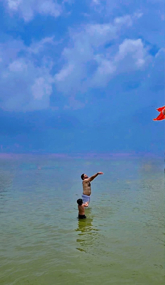 ते पुत्रा ये पितुर्भक्ताः, सः पिता यस्तु पोषकः।
तन्मित्रं यत्र  विश्वासः, सा भार्या  या निवृत्तिः।।
पुत्र वह है जो पिता के प्रति भक्त है; पिता वह है जो पोषण करने वाला हो; मित्र वह है जिस पर विश्वास किया जा सके; पत्नी वह है जो धर्म का पालन करे।
सूर्य को अर्घ्य देते पिता की ओर